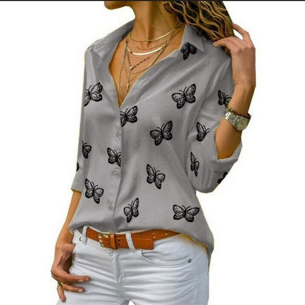 Neleia – Losvallende blouse met vlinderprint